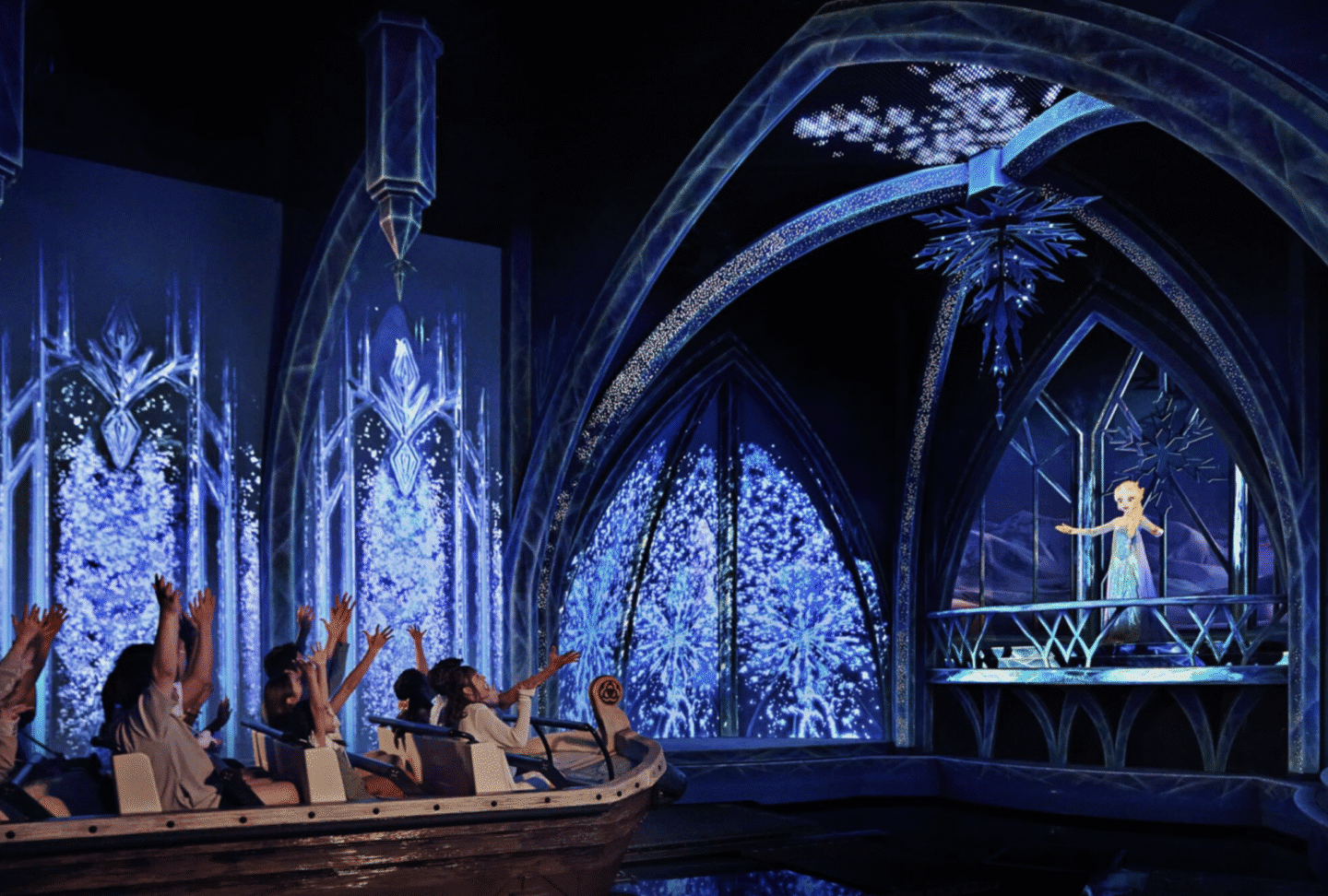 atraccion frozen ever after ride boat disney adventure world