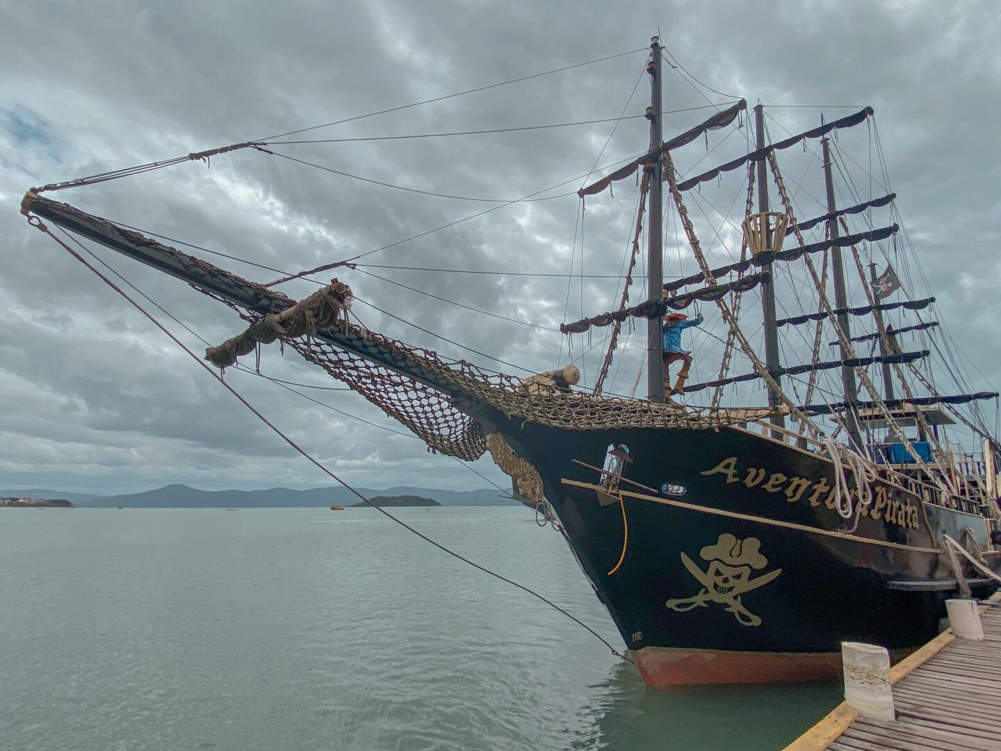 barco pirata de turismo navegando en la bahia de florianopolis