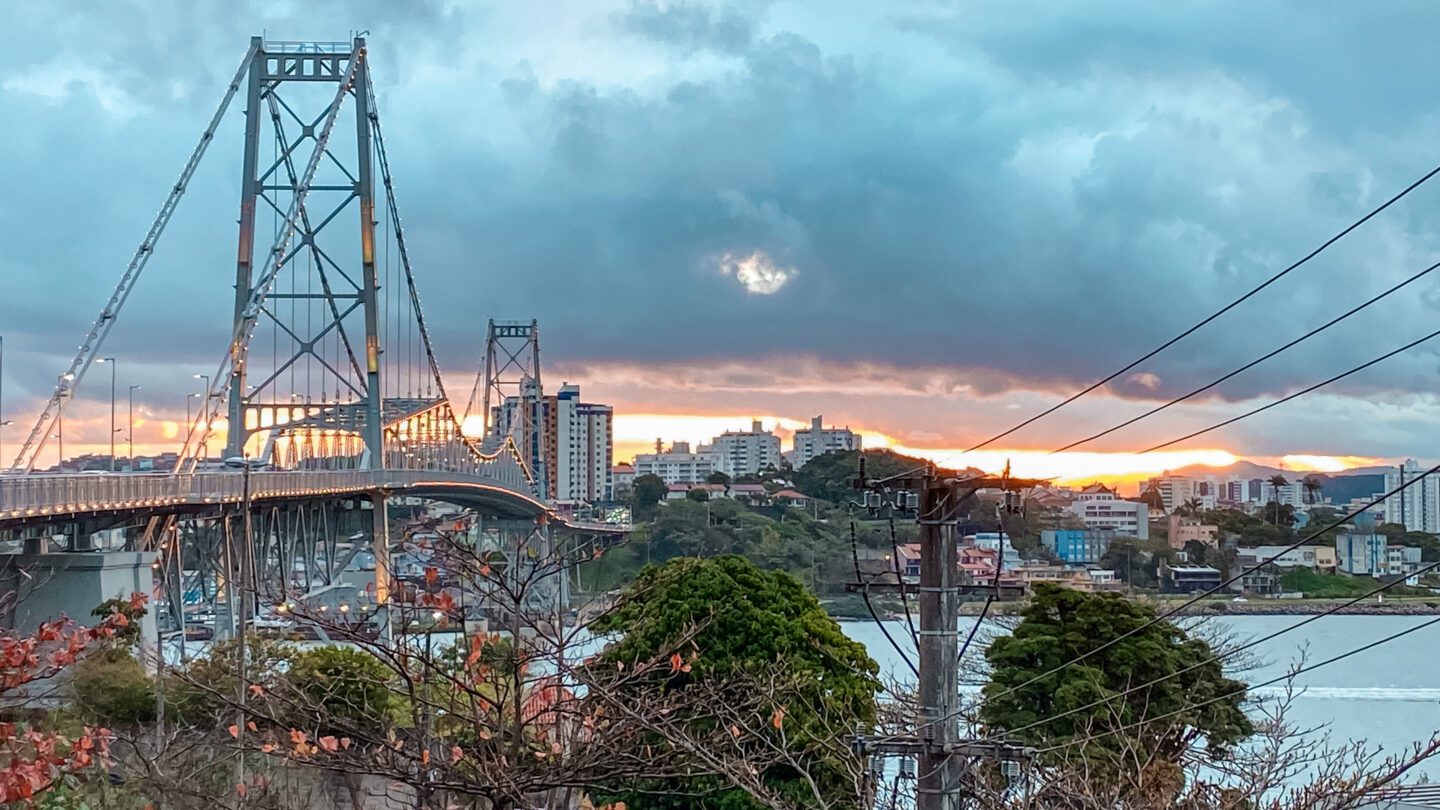 vista aerea del puente hercilio luz en el centro de florianopolis