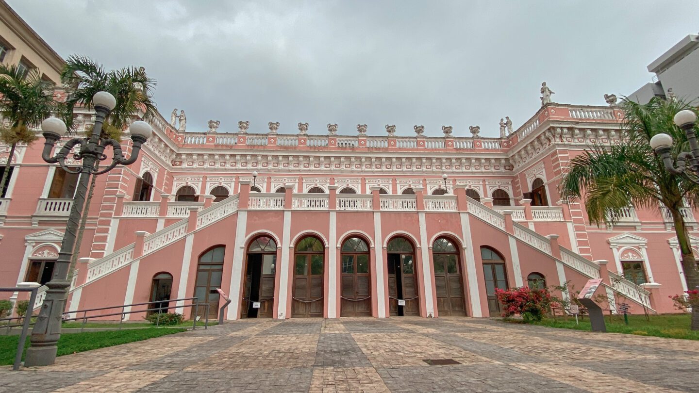 pareja en el centro de florianopolis buscando alojamiento economico