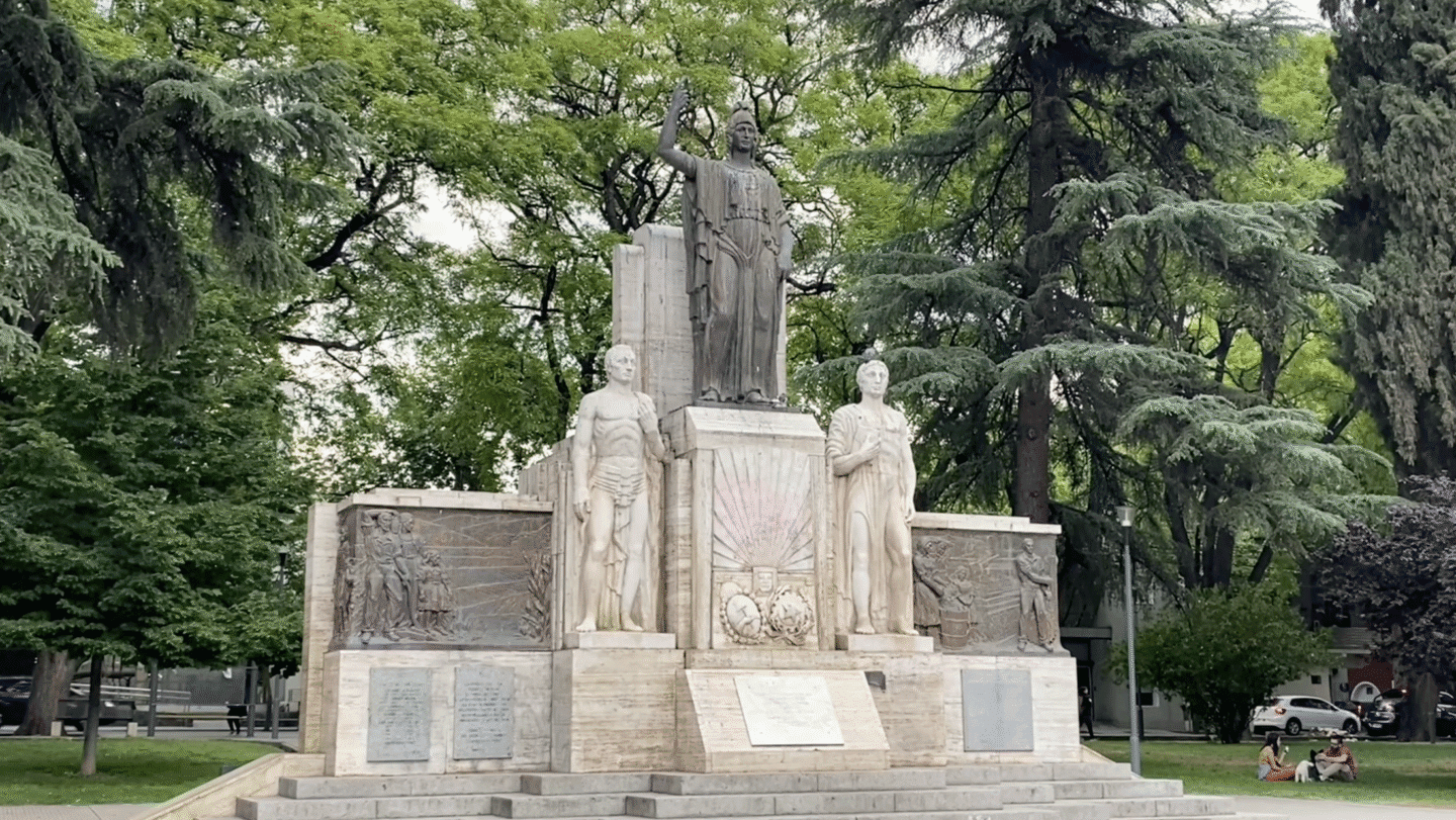 plaza italia mendoza conmemoracion aporte inmigracion italiana y escultura