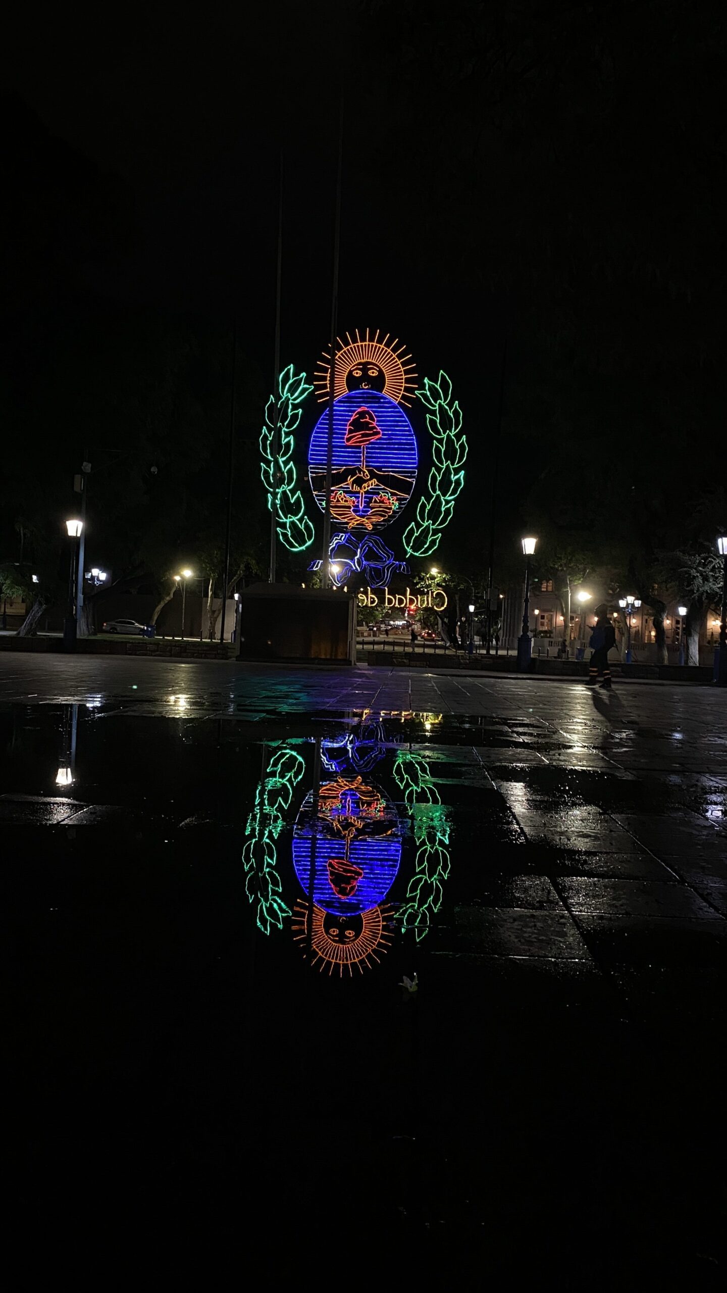 plaza independencia mendoza fuente show aguas danzantes y escudo iluminado