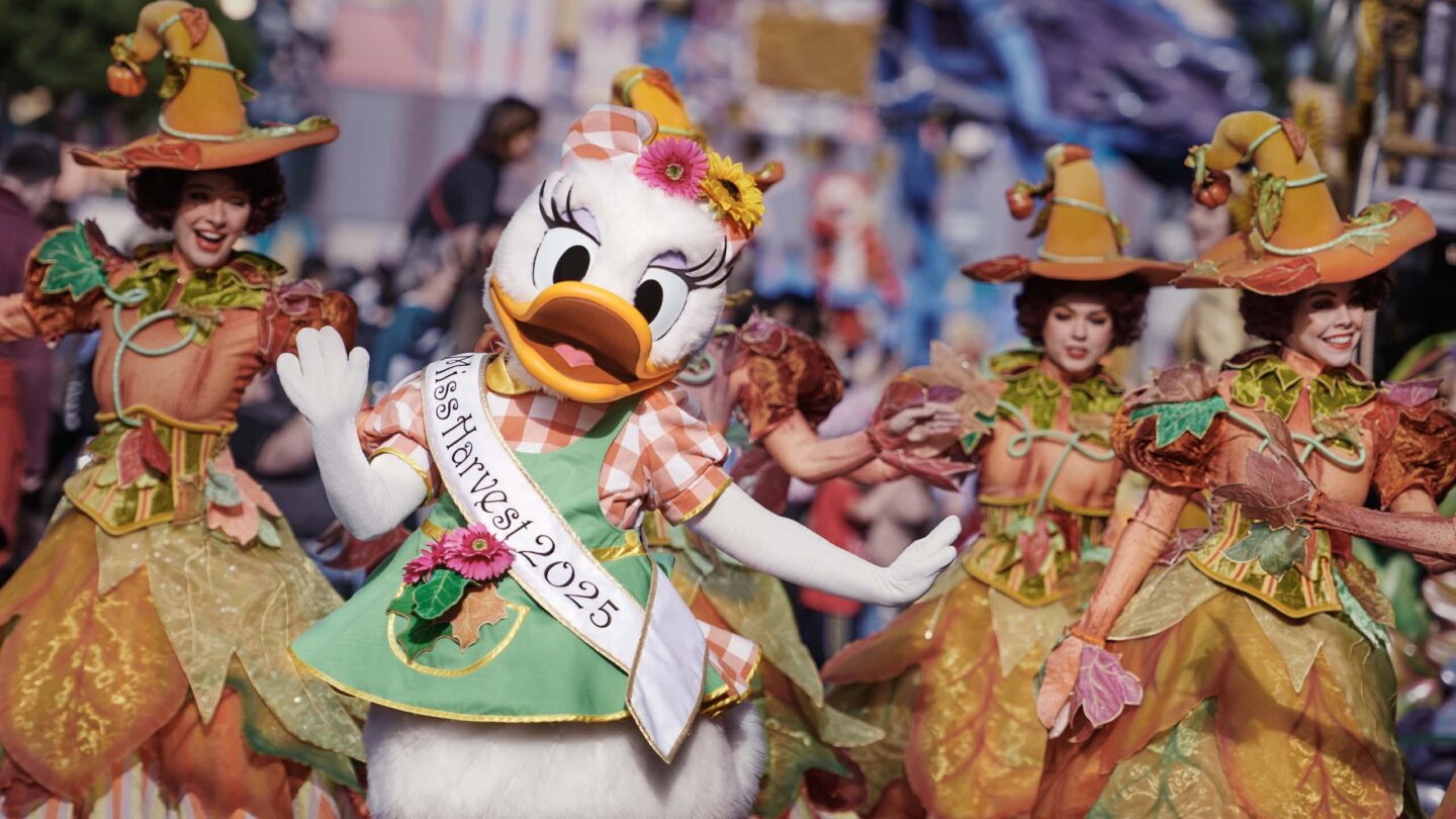Daisy Duck con su traje especial de Halloween durante el Disney Halloween Festival en Disneyland Par&iacute;s.