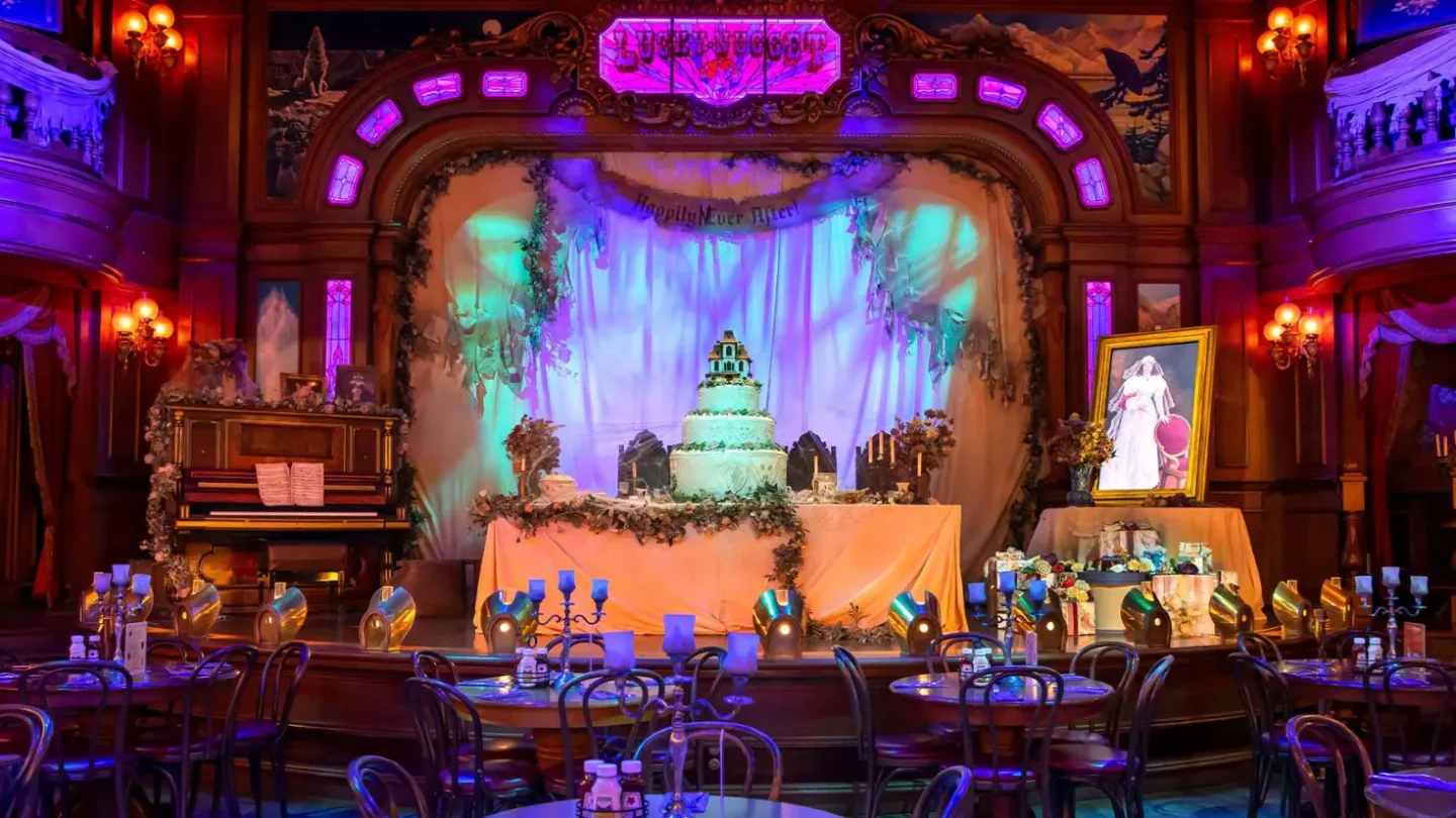 Escenario decorado durante el Disney Halloween Festival en Disneyland París.