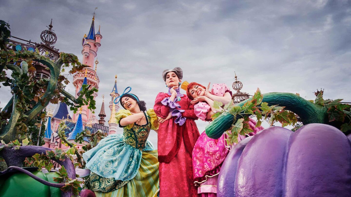 Personajes Disney con trajes de Halloween frente al Castillo de la Bella Durmiente en Disneyland Par&iacute;s.